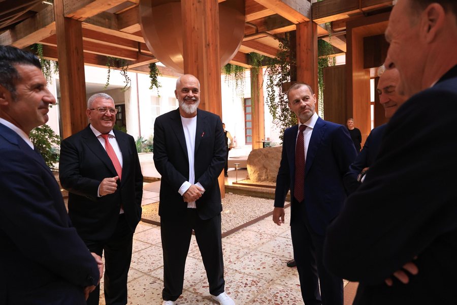 Presidenti Ceferin, kreu i FSHF-së Armand Duka dhe anëtarët e