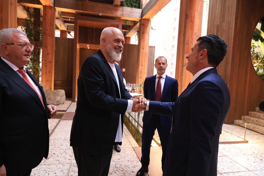 Presidenti Ceferin, kreu i FSHF-së Armand Duka dhe anëtarët e