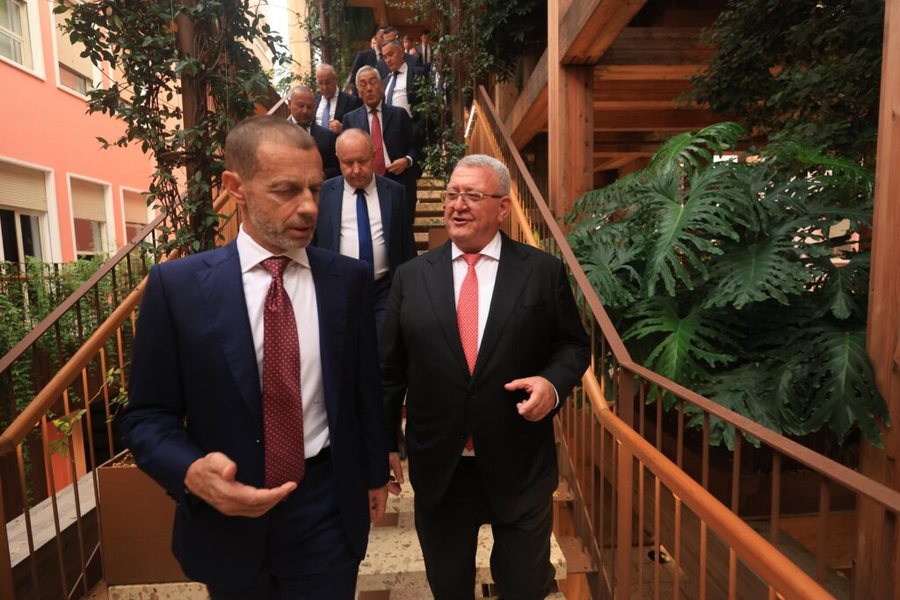 Presidenti Ceferin, kreu i FSHF-së Armand Duka dhe anëtarët e