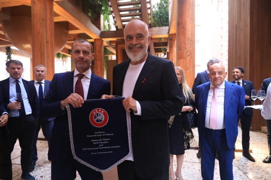Presidenti Ceferin, kreu i FSHF-së Armand Duka dhe anëtarët e