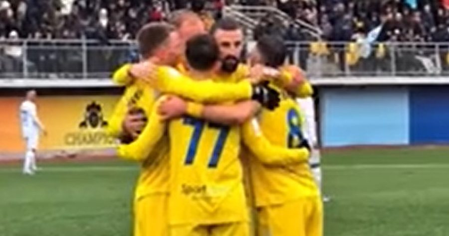 VIDEO/ “SMS” për trajnerin Sylvinho në prag të