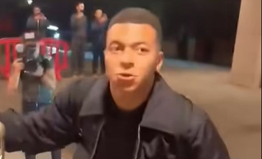 VIDEO/ “Selam Alejkum”, Mbappe i kthen përshëndetjen