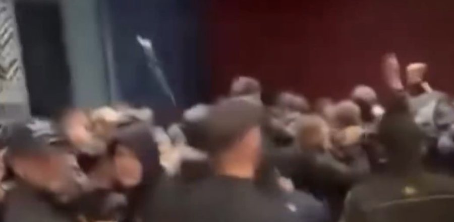 VIDEO/ Sherr masiv në përfundimin e derbit, “Fanaticsat”