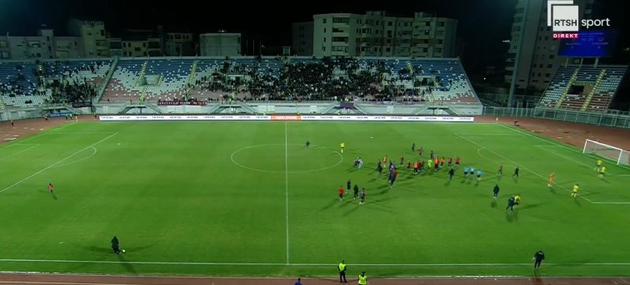 VIDEO/ Vllaznia “ul me këmbë në tokë” Elbasanin,
