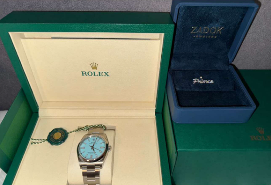 Një Rolex dhe katër Iphone 17-ta, Myrto Uzuni nuk kursehet,