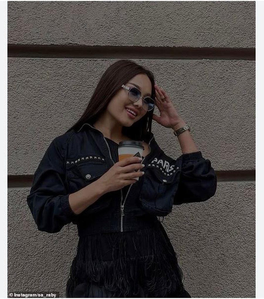 Duket si 18-vjeçare, por aq ka të birin! Nëna e portierit