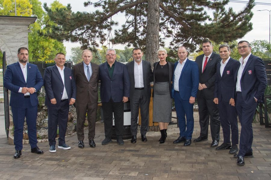 Prag sfida Serbi – Shqipëri/ Armand Duka krah për krah me