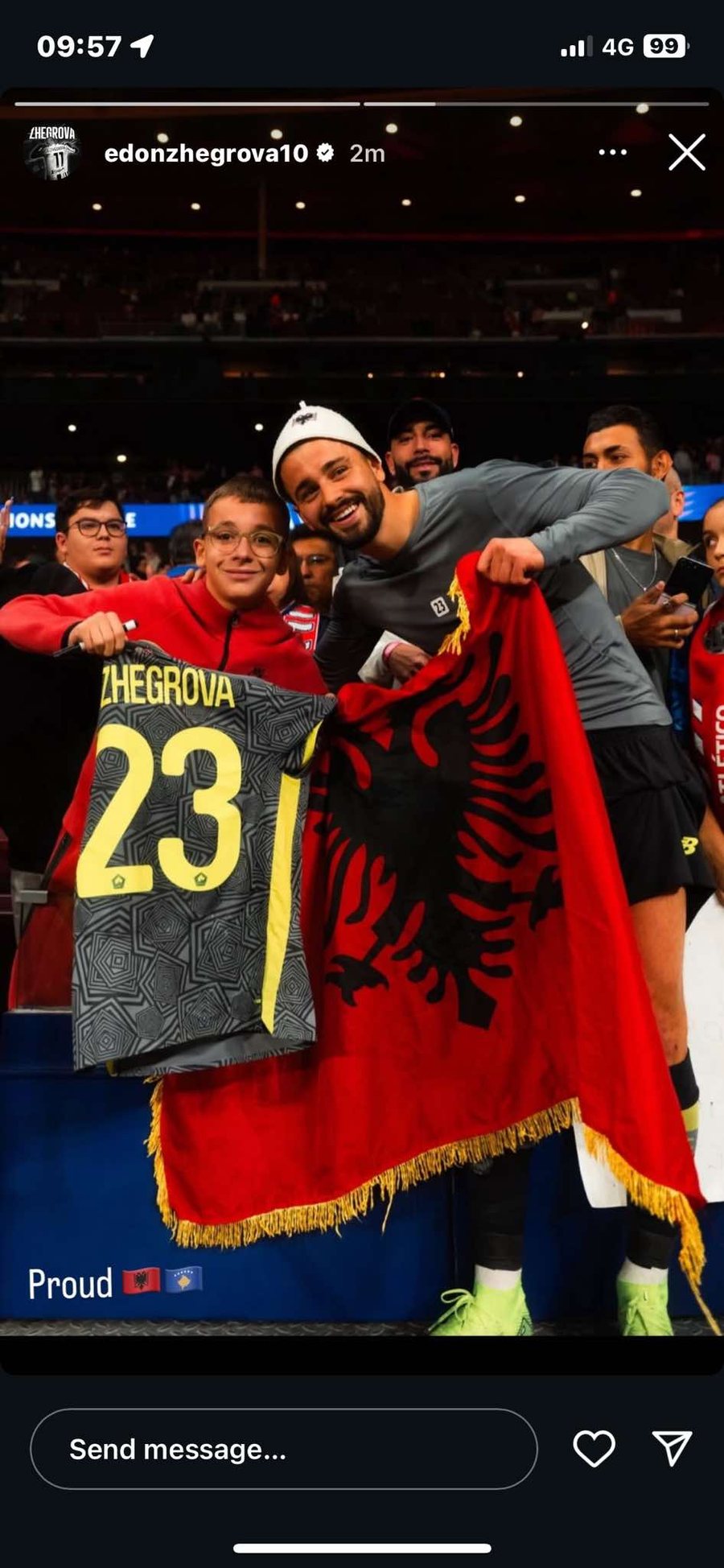 Me plis në kokë dhe flamurin kombëtar në duar, Zhegrova