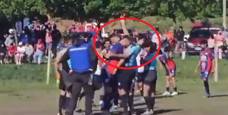 E PAPRECEDENTË/ Dhunë për karton të kuq, futbollisti godet