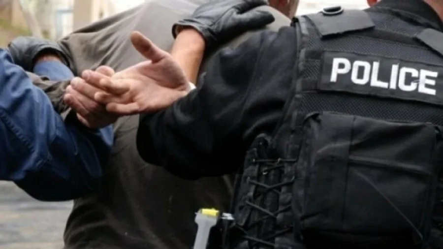 E PAPRITUR! Iu gjetën 250 mijë euro në shtëpi, arrestohet