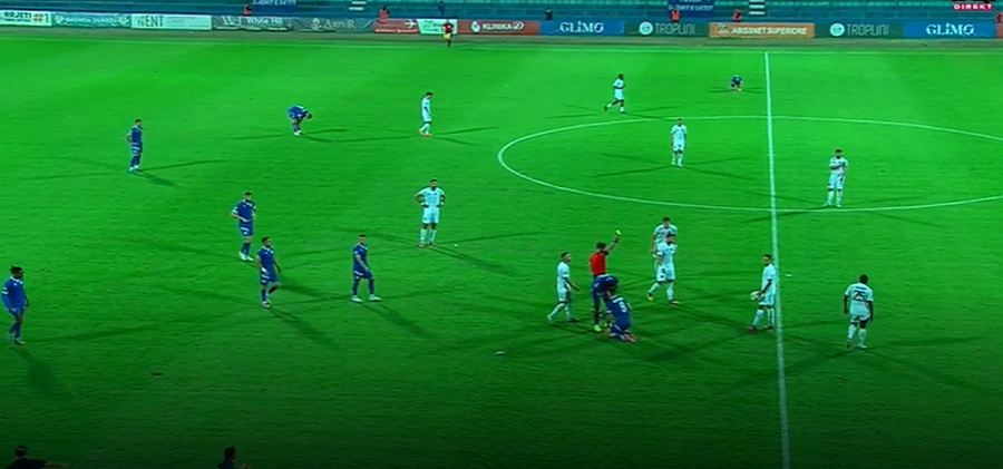 VIDEO/ 5 gola, karton i kuq dhe spektakël! Në Durrës