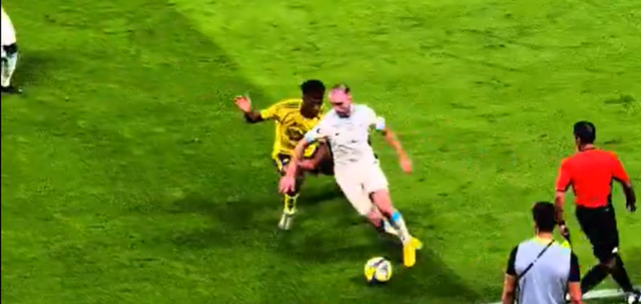 VIDEO/ Mario Mitaj “HIPNOTIZON” tifozët, “leksion”