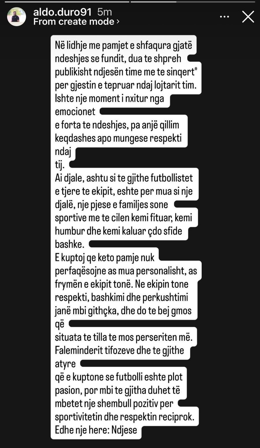 E goditi dhe e përplasi përtokë futbollistin e skuadrës,
