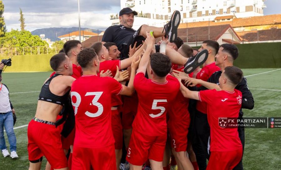 E goditi dhe e përplasi përtokë futbollistin e skuadrës,