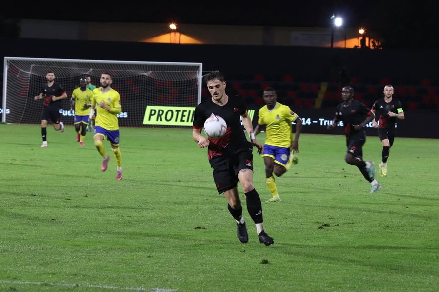 FOTO/ U mposhtën në shtëpi nga Elbasani, tifozi i bën