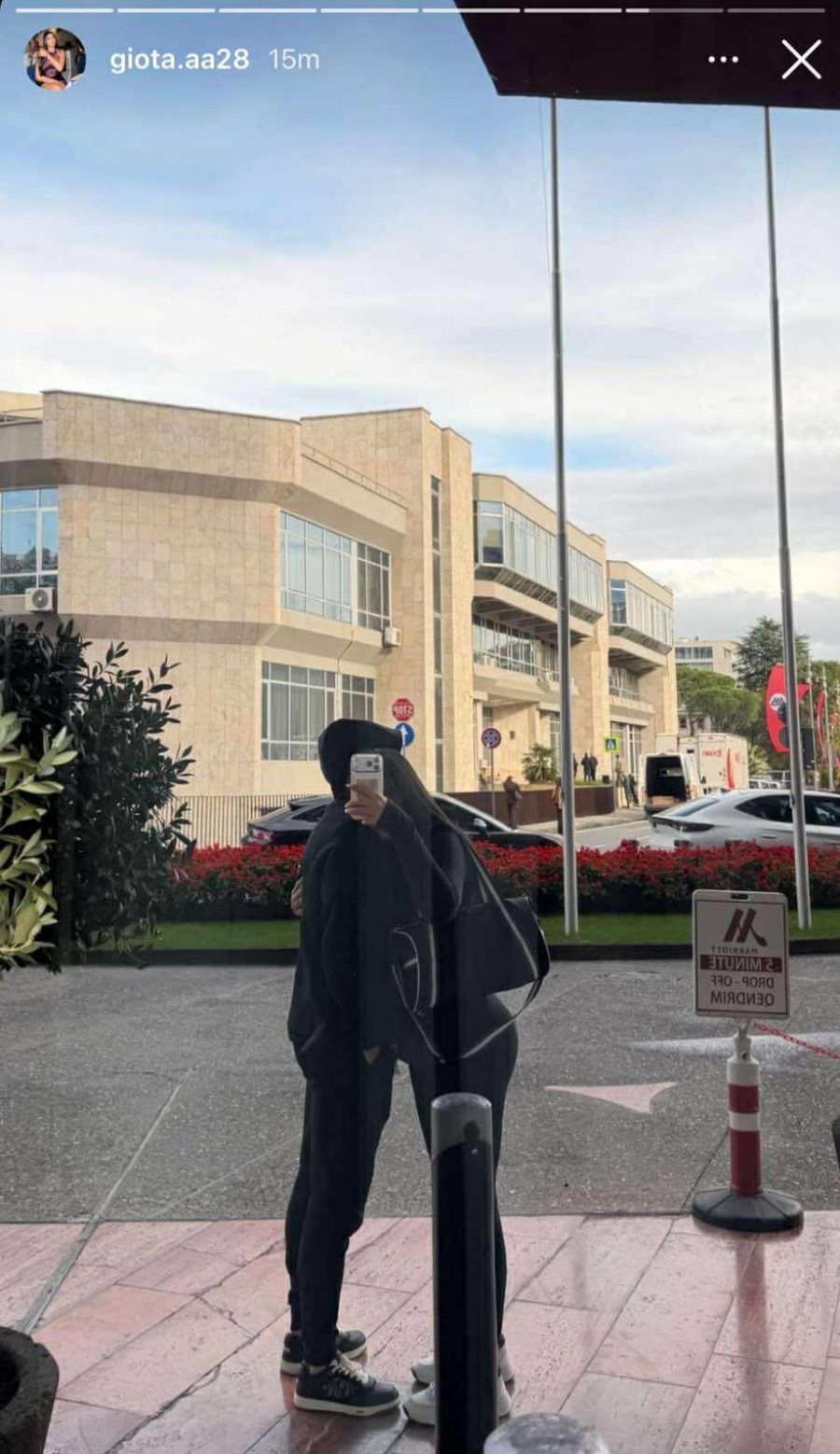 Puthje dhe përqafime në "pikë të mëngjesit",