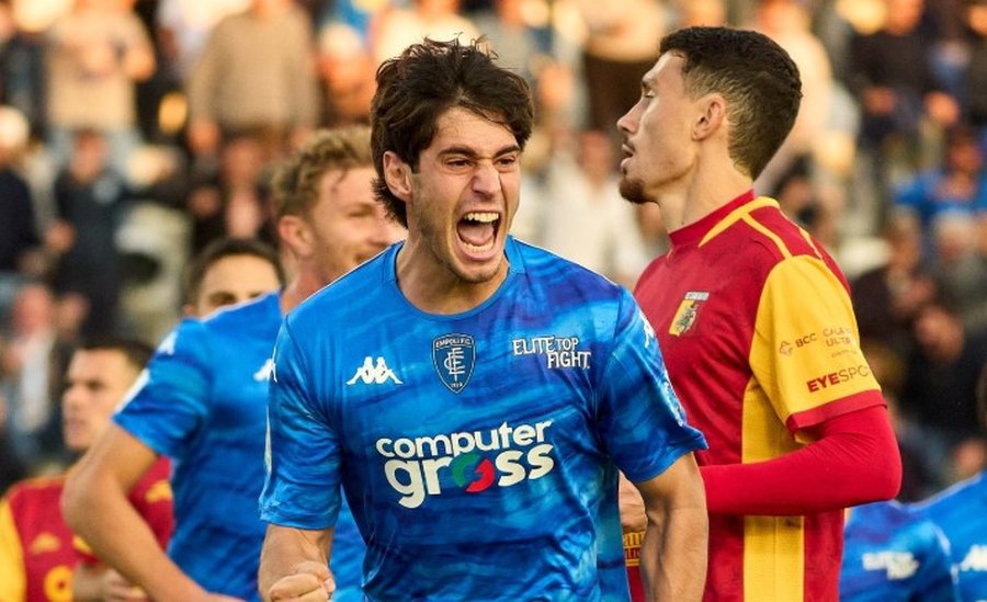 VIDEO/ Sulmuesi shqiptar i pandalshëm në Itali, shënon golin e