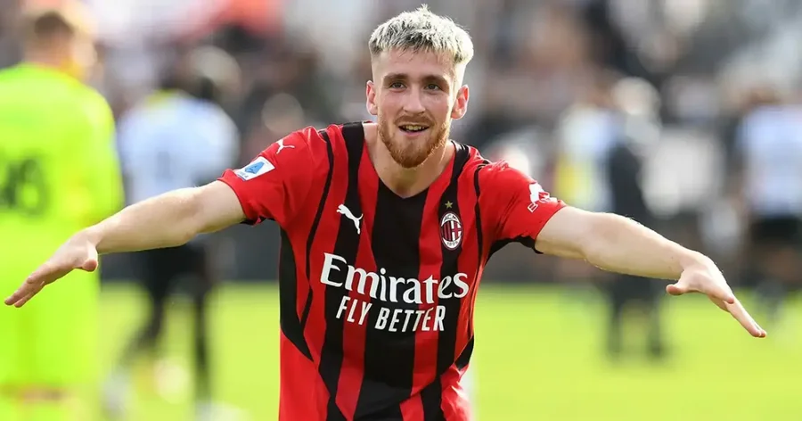 Po shkëlqen me Milanin, Igli Tare nis punën për të