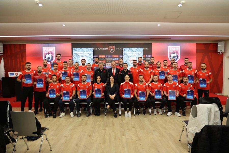 Mbyllet edicioni i radhës i UEFA B, diplomohen 32 trajnerë të