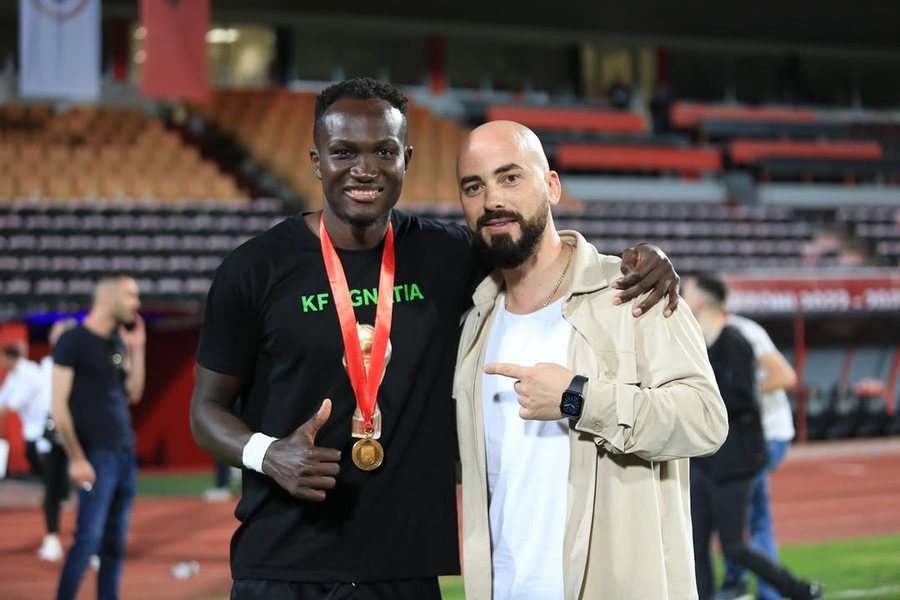 FOTOLAJM/ E solli në Shqipëri dhe çmendi elitën me