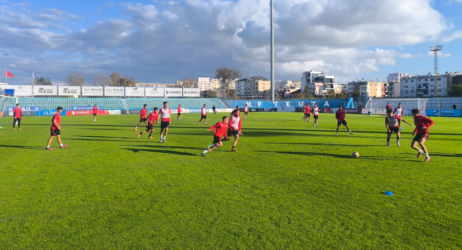 Kuqezinjtë “zbarkojnë” në Durrës, i japin fund