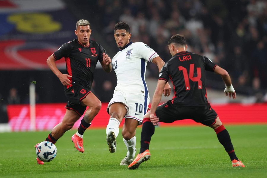 Anglia kërkon rekordin e "pavdekshëm" ndaj kuqezinjve,