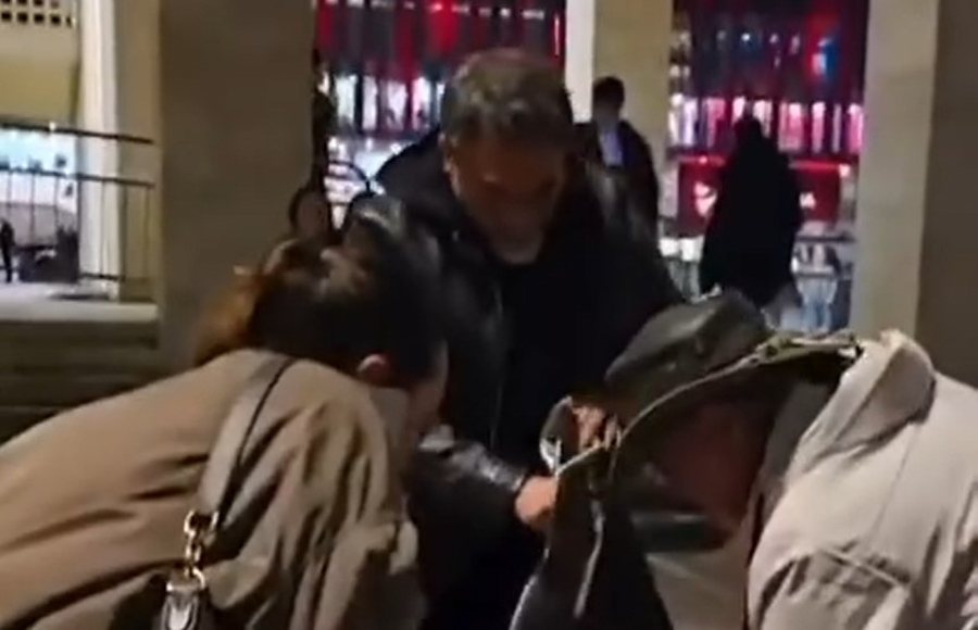 VIDEOLAJM/ Tifozit i bie të fikët, debuteti i PS i jep ndihmën e