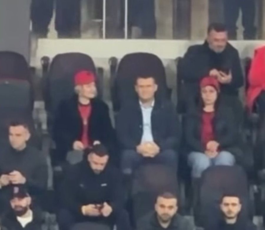 FOTOLAJM/ I shoqëruar nga bashkëshortja e tij, Altin Dumani