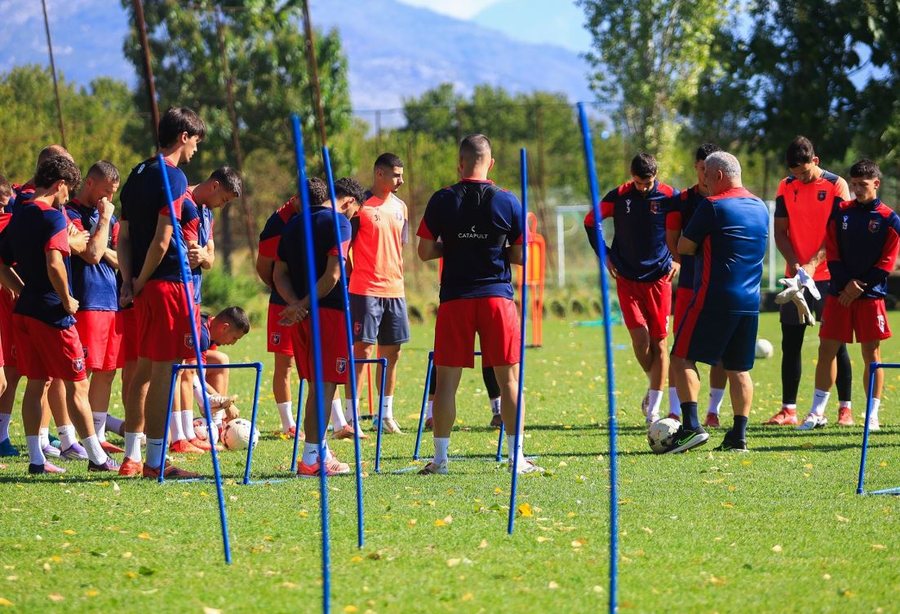 VIDEO/ Kërkojnë të “blindojnë” kreun, Vllaznia