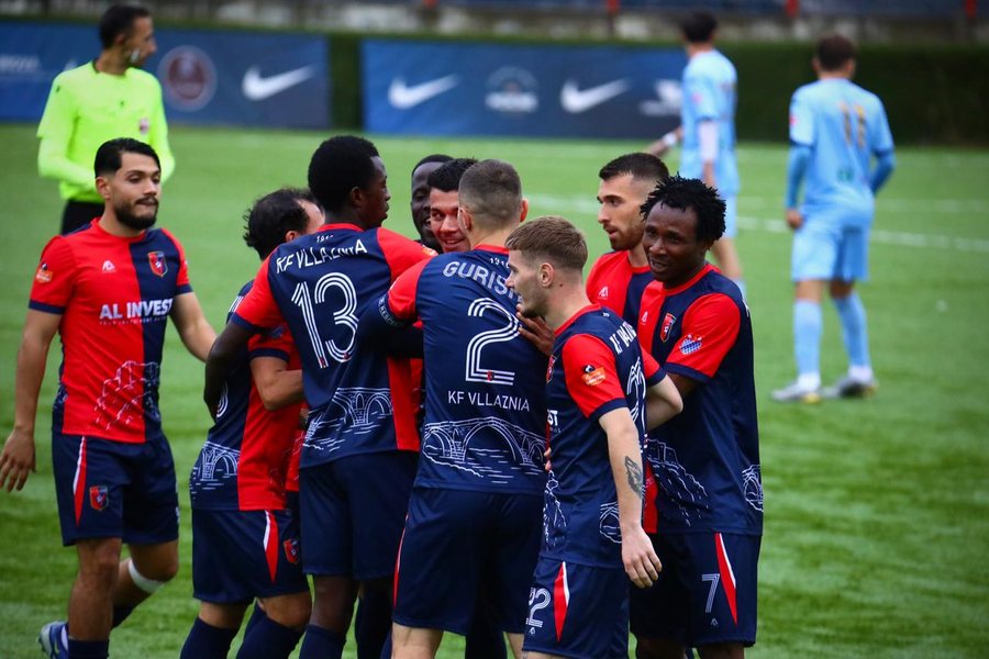 "Luftë" për kreun, Dinamo me 10 lojtarë i merr