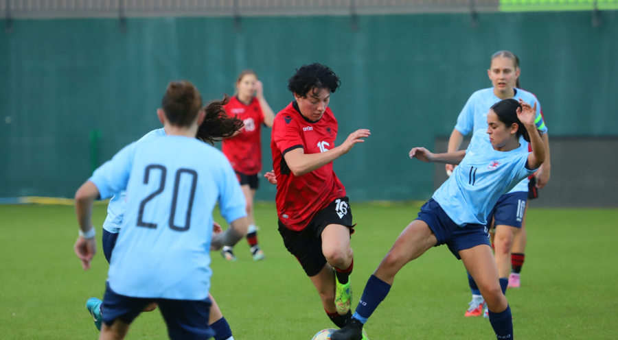 Vajzat kuqezi “ngecin” në Rrogozhinë, Shqipëria