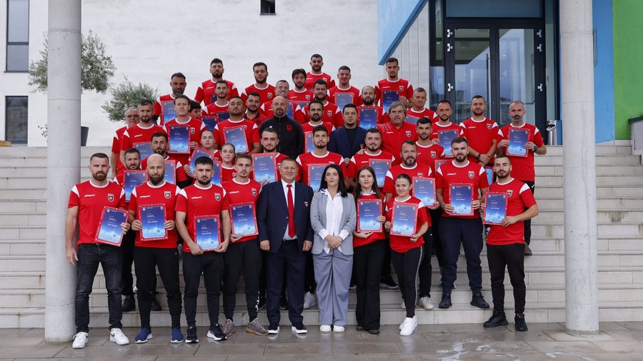 Kursi UEFA C në Tiranë mbyll me sukses edicionin e radhës,