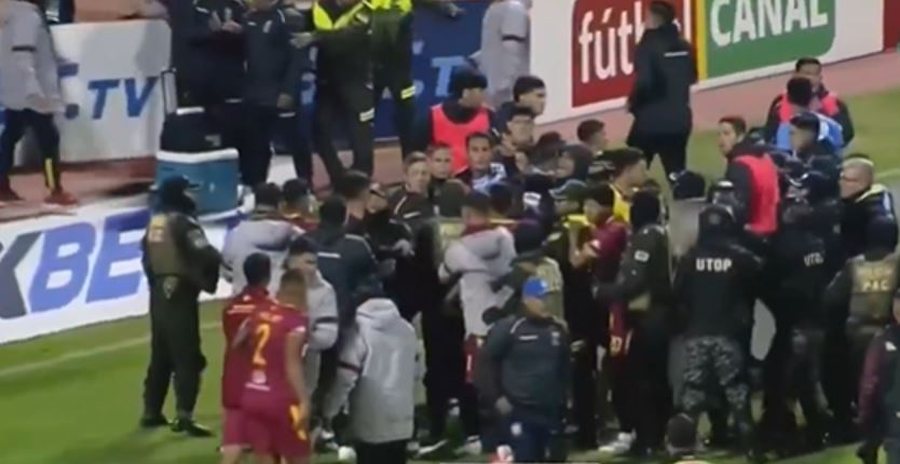 E PABESUESHME në KUPË/ Gjyqtari nxjerr nga xhepi 17 kartonë