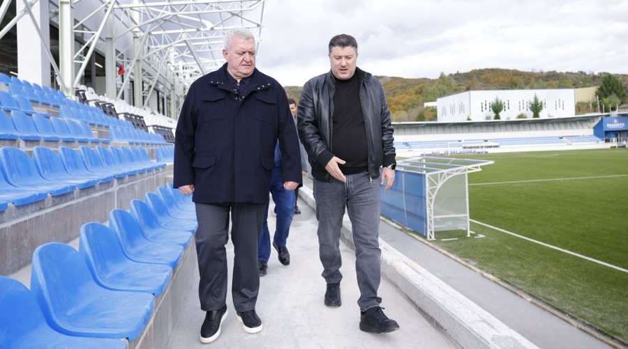 Armand Duka inspekton punimet në stadiumin e ekipit të Superiores: