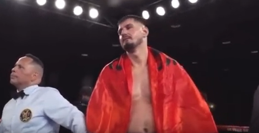 VIDEO/ Kristian Prenga “PËRBINDËSH” në ring, boksieri