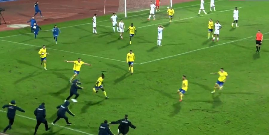 VIDEO/ Goli “in-extreme” shpëton Elbasanin, sulmuesi portugez i