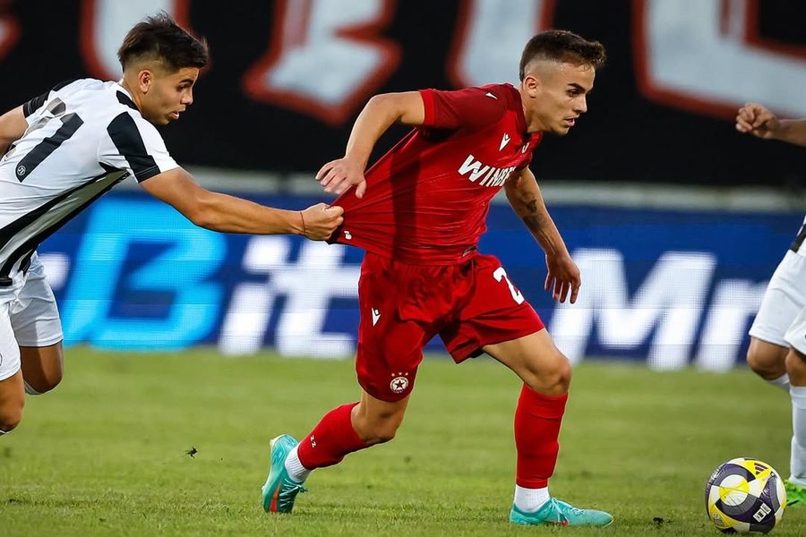 Nuk &euml;sht&euml; n&euml; d&euml;shir&euml;n e trajnerin dhe jasht&euml;