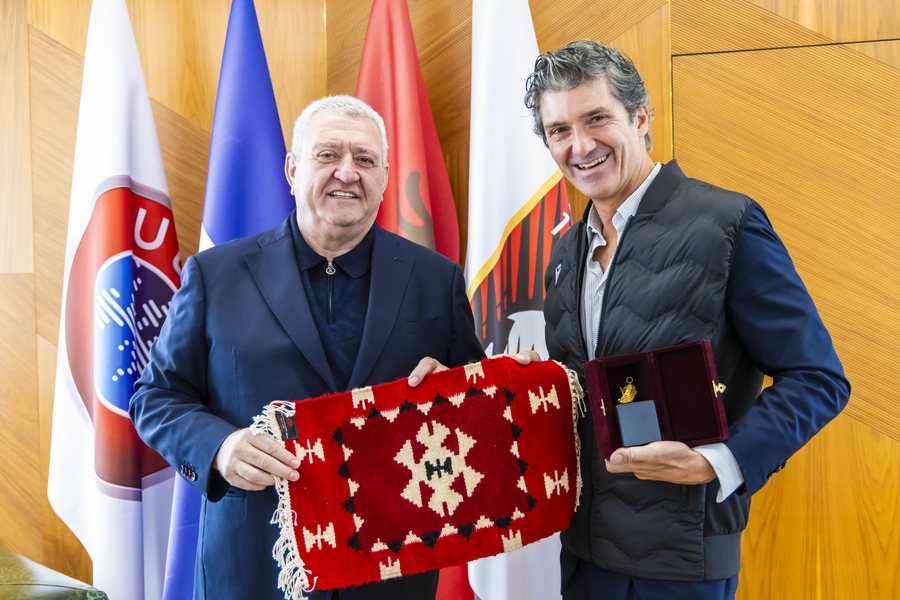 Presidenti Duka pret n&euml; takim CEO-n e kompanis&euml; Macron, Gianluca