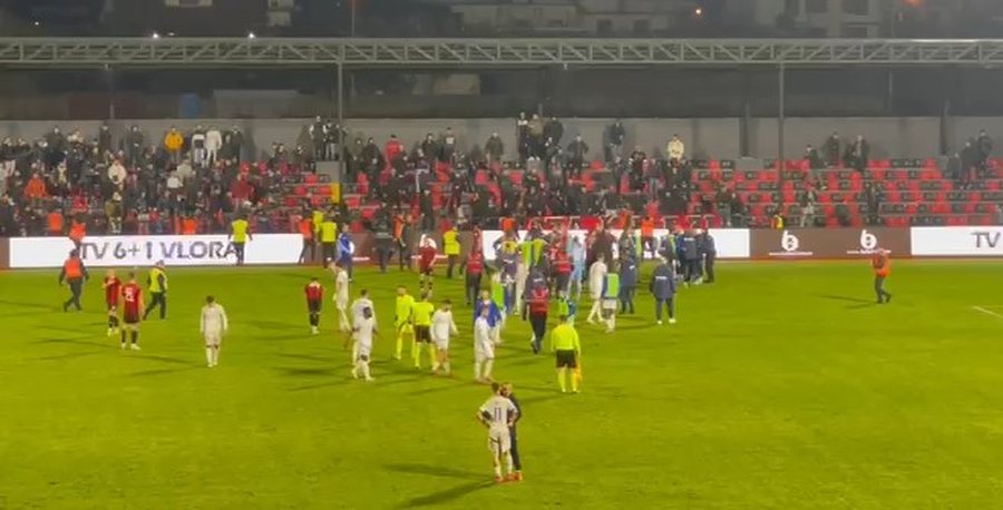 E TURPSHME n&euml; Vlor&euml;! Tifoz&euml;t e Flamurtarit futen n&euml;