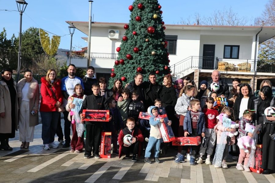 Myrto Uzuni surprizon f&euml;mij&euml;t me aft&euml;si t&euml; ve&ccedil;anta