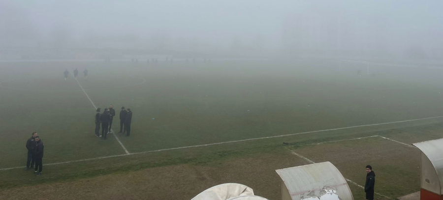 Mjegulla &ldquo;pushton&rdquo; stadiumin, ANULOHET ndeshja e kampionatit