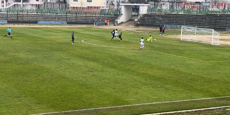 VIDEO/ Mes karton&euml;sh t&euml; kuq, p&euml;rmbyse dhe 5 gola, Pogradeci nuk