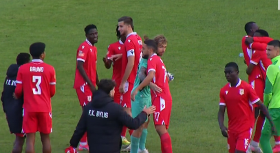 I b&euml;ri &ldquo;grop&euml;n&rdquo; Elbasanit, Bylis u jep leksione