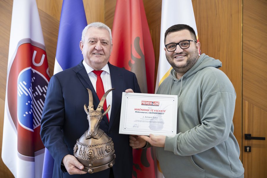 Presidenti i FSHF-s&euml;, Armand Duka nderohet me mir&euml;njohjen