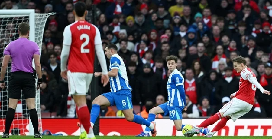 VIDEO/ Arsenali nuk &ldquo;fal&rdquo; dhe &ldquo;shkelmon&rdquo; Manchester