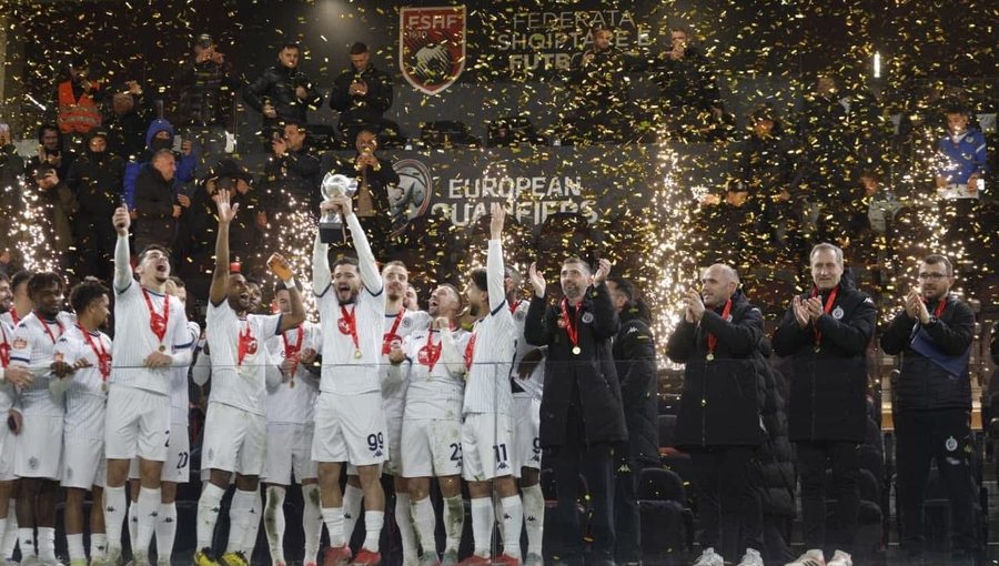 2 trofe brenda nj&euml; viti, presidenti i Dinamos SHP&Euml;RBLEN skuadr&euml;n