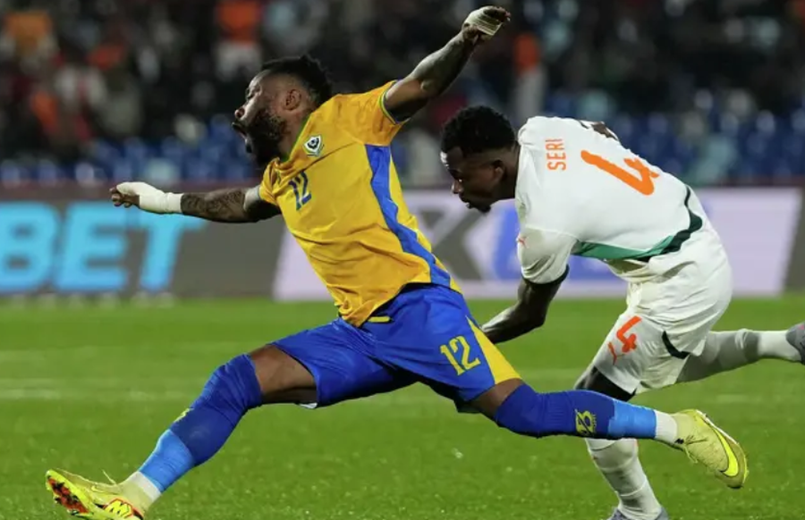 Qeveria pezullon komb&euml;taren e Gabon-it dhe p&euml;rjashton 2 lojtar&euml;t: