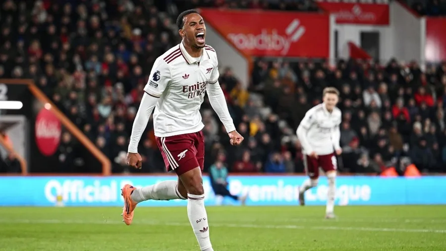 I dha fitoren Arsenalit, mbrojt&euml;si brazilian hyn n&euml; historin&euml; e