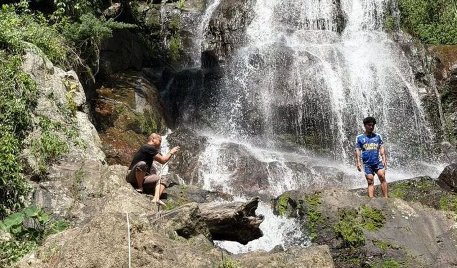 E TRISHT&Euml;/ Po b&euml;nte foto me t&euml; dashur&euml;n, futbollisti