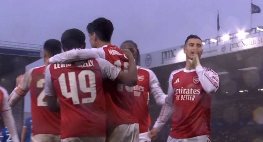 Arsenal dhuron spektak&euml;l dhe triumfon me p&euml;rmbysje n&euml; Kup&euml;n